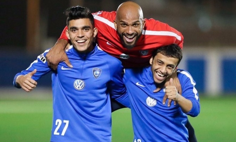 بالفيديو: هدف جميل لبنشرقي ينقذ الهلال من خسارة الديربي