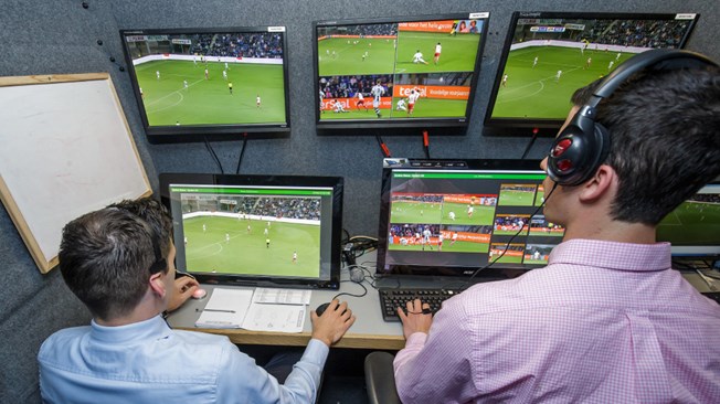 "فيفا" يسير نحو اعتماد تقنية الفيديو في مونديال روسيا
