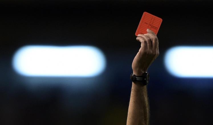 الفريق العسكري يعاقب أصحاب البطائق الحمراء