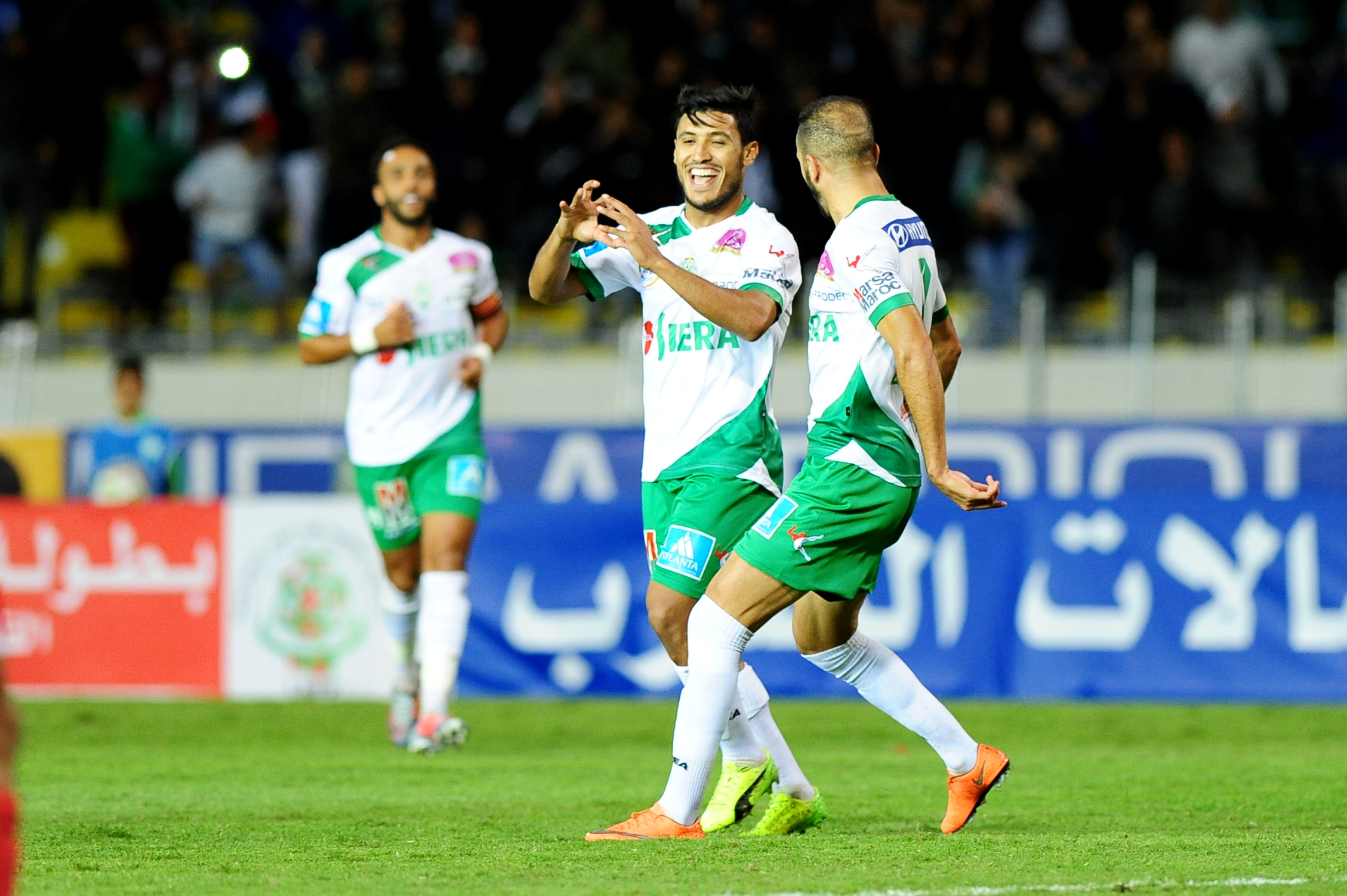 العروض الاحترافية تنهال على نجم الرجاء