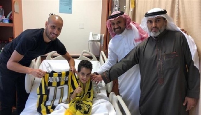الأحمدي يلبي طلب طفل مريض مشجع للاتحاد 
