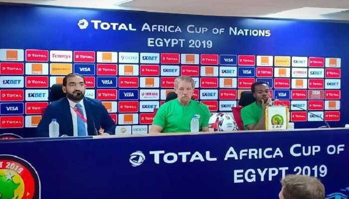 مدرب جنوب إفريقيا يصف منتخب المغرب "الصعب"