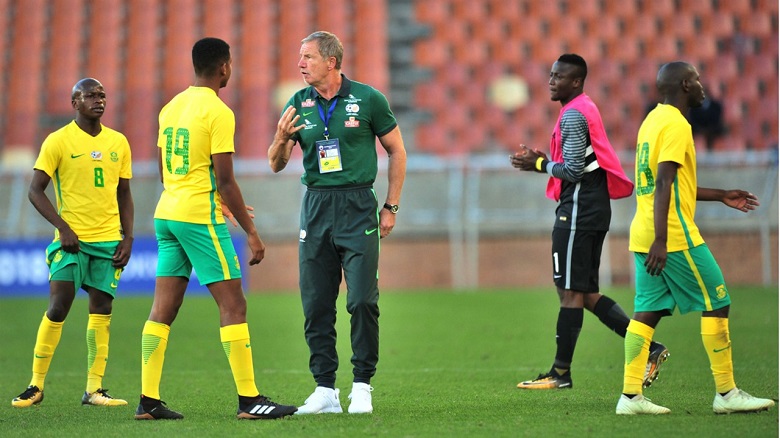 مدرب جنوب إفريقيا يريد اسكات المشجعين المصريين