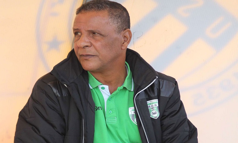 الدفاع الجديدي يتعاقد مع مدرب جزائري خلفا للزاكي