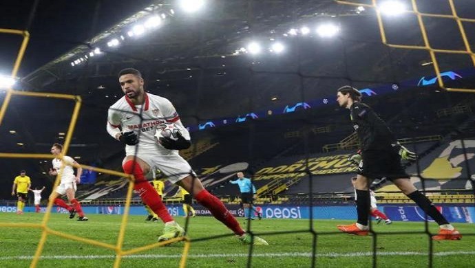 النصيري يحرز هدفين واشبيلية يقصى من أبطال أوروبا