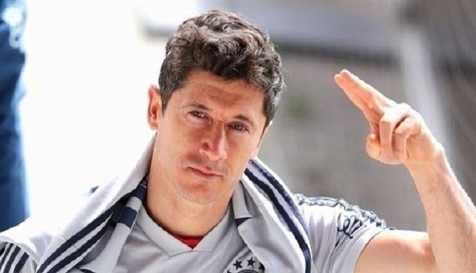 ليفاندوفسكي يعود للتدرب منفرداً بعد إصابته