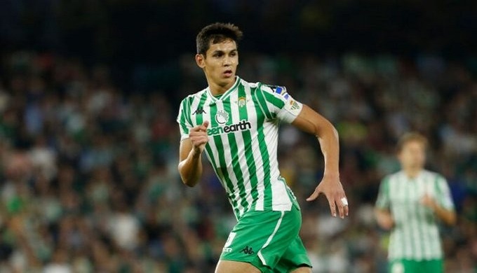 مدافع بيتيس مطلوب في برشلونة