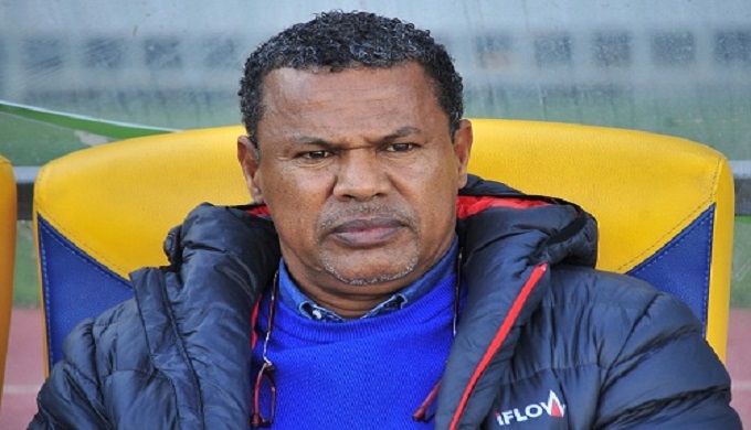 رسميا... الرجاء الرياضي ينفصل عن مدربه التونسي الشابي