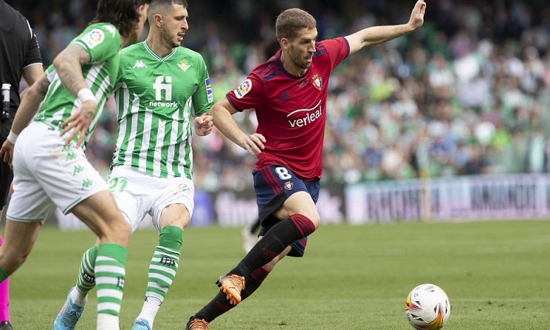 ريال بيتيس يهزم أوساسونا ويتصدر الليغا 