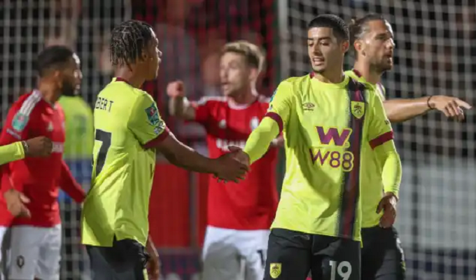 كأس الرابطة الإنجليزية...زروري يقود بيرنلي إلى الدور المقبل