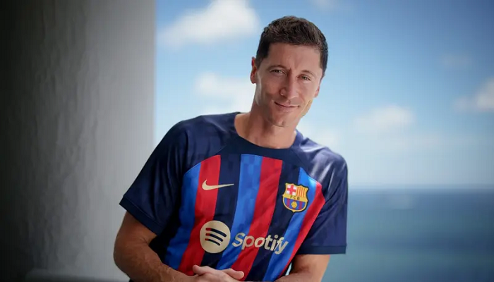 برشلونة ضحية عملية احتيال في صفقة ليفاندوفسكي