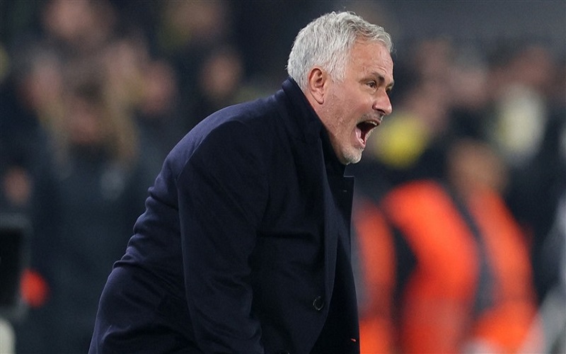 رسميا... إيقاف وتغريم مورينيو