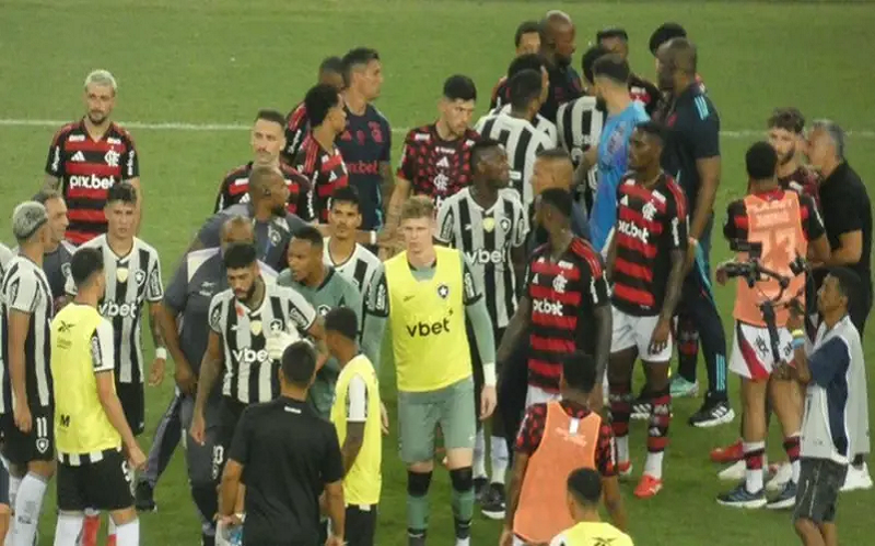 اشتباكات وفوضى بالدوري البرازيلي.. لاعب  يفقد أسنانه بسبب "لكمة"